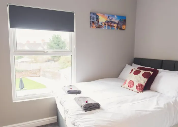 Charming 6 Bedroom House All With En-Suite - Large Garden