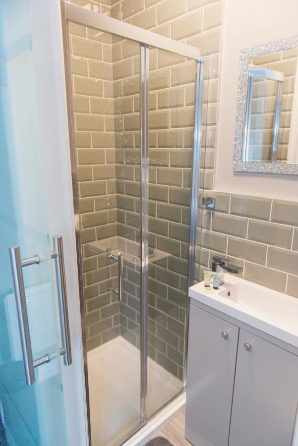 Charming 6 Bedroom House With En-suite - Large Garden *