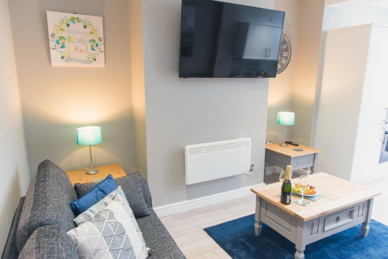 Holiday home Charming 6 Bedroom House With En-suite - Large Garden