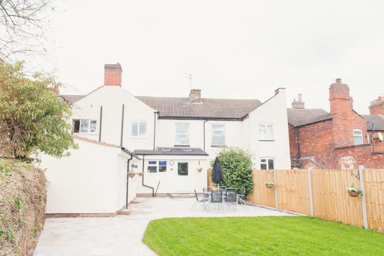 Charming 6 Bedroom House With En-suite - Large Garden Holiday home Tamworth